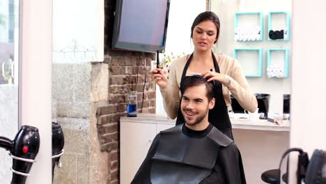 Hombre-Guapo-Cortándose-El-Pelo