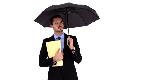 Junger-Geschäftsmann-Hält-Eine-Datei-Unter-Regenschirm