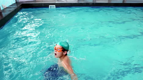 Lindo-Niño-Nadando-En-La-Piscina