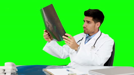 Joven-Doctor-Trabajando-En-Su-Escritorio