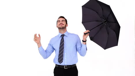 Junger-Geschäftsmann-Mit-Regenschirm-Schutz-Suchen-Und-Es-Ablegen
