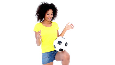 Chica-Guapa-Con-Camiseta-Amarilla-Sosteniendo-Fútbol