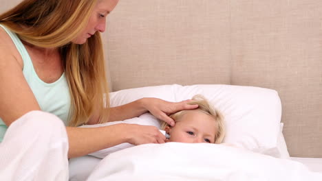 Madre-Tomando-La-Temperatura-De-Su-Hija-Enferma