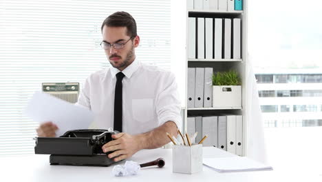 Geschäftsmann-Arbeitet-An-Der-Schreibmaschine-An-Seinem-Schreibtisch