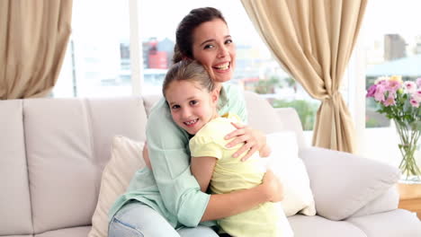 Glückliche-Mutter-Und-Tochter-Auf-Der-Couch