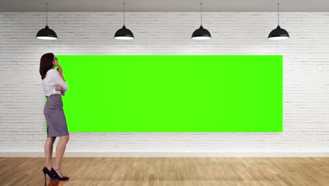 Businesswoman-standing-and-viewing-green-screen
