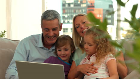 Familia-Feliz-Usando-Tablet-Pc-Juntos