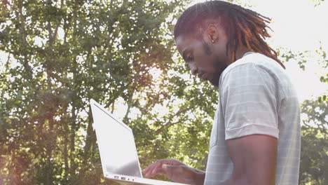 Im-Hochwertigen-Format-Gut-Aussehender-Hipster-Mit-Seinem-Laptop