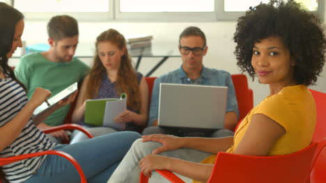 Student-Lächelt-Während-Eines-Meetings-In-Die-Kamera