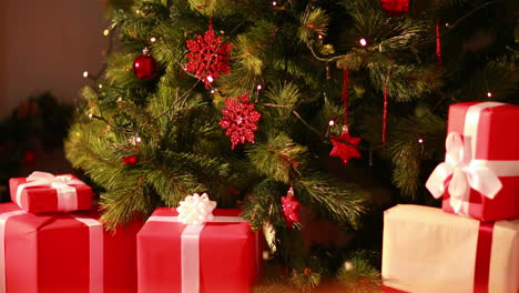 Blinkende-Lichter-Am-Weihnachtsbaum-Mit-Geschenken