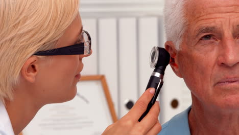 Ärztin-Untersucht-Die-Ohren-Ihrer-Patientin