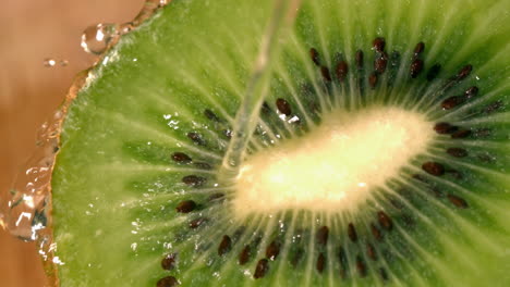 Agua-Cayendo-Sobre-Una-Rodaja-De-Kiwi