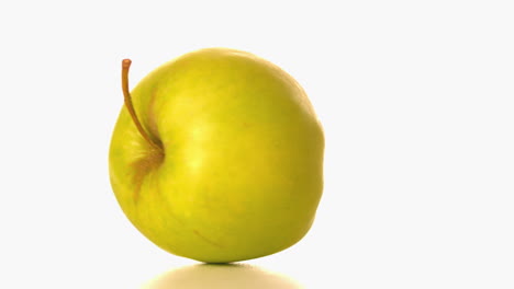 Apfel-Dreht-Sich-Auf-Weißer-Oberfläche
