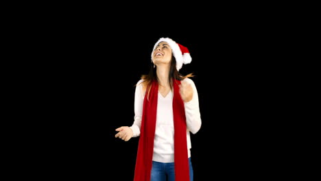 Mujer-Con-Gorro-De-Papá-Noel-Y-Ropa-Abrigada-Mirando-Hacia-Arriba