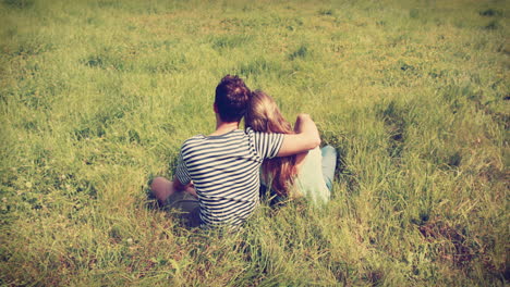 Linda-Pareja-Abrazándose-En-El-Parque