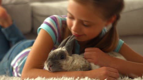 Glückliches-Mädchen-Mit-Haustier-Kaninchen