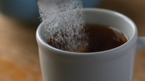 Zucker-In-Eine-Tasse-Tee-Gießen