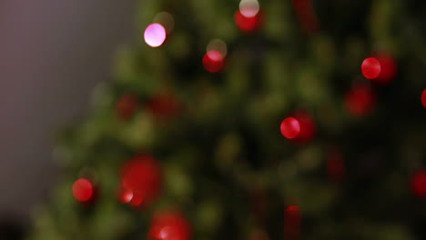 Luces-Parpadeantes-En-El-árbol-De-Navidad-Fuera-De-Foco.