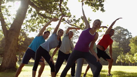 Grupo-De-Fitness-Haciendo-Ejercicio-En-El-Parque