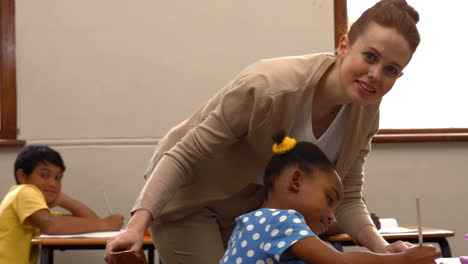 Profesor-Ayudando-A-Una-Niña-Durante-La-Clase.