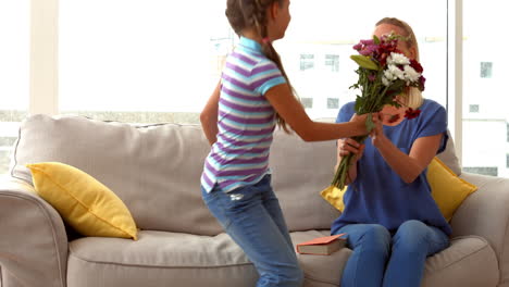 Hija-Sorprende-A-Su-Madre-Con-Flores