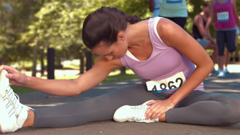 En-Formato-De-Alta-Calidad,-Mujer-En-Forma-Calentando-Antes-De-La-Carrera.-