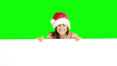 Schönheit-Brünette-In-Weihnachtsmütze-Zeigt-Weißes-Plakat