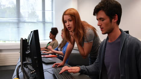 Estudiantes-Trabajando-Juntos-En-La-Sala-De-Computadoras