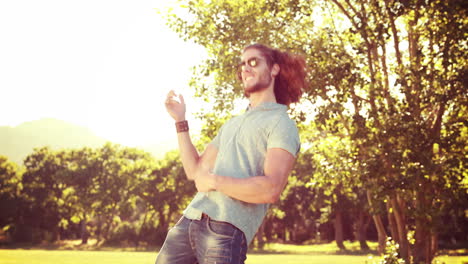 En-Formato-4k-De-Alta-Calidad,-Un-Joven-Tocando-La-Guitarra-Aérea-En-El-Parque.-