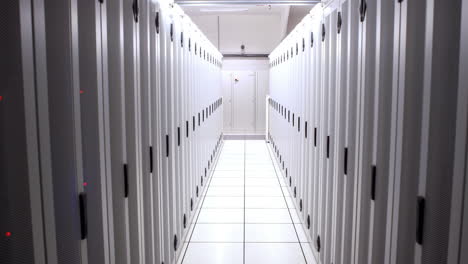 Empty-hallway-of-server-towers