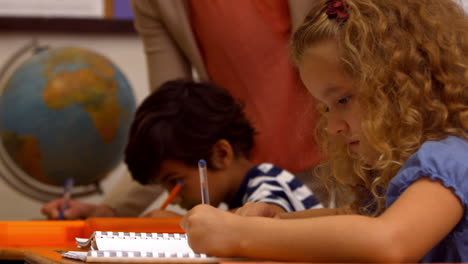 Süße-Kinder-Im-Unterricht-In-Der-Schule