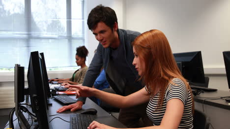 Estudiantes-Trabajando-Juntos-En-La-Sala-De-Computadoras