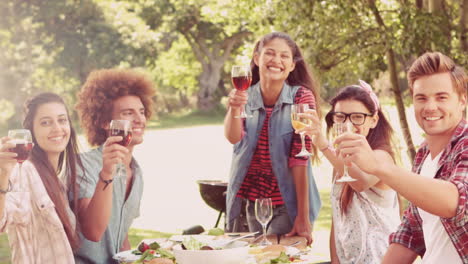 En-Cámara-Lenta-Amigos-Felices-En-El-Parque-Almorzando