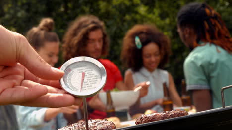 En-Formato-De-Alta-Calidad,-Hombre-Usando-Termómetro-Para-Carne-Mientras-Hace-Barbacoa.-