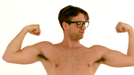En-Cámara-Lenta-Geek-Hipster-Mostrando-Sus-Músculos