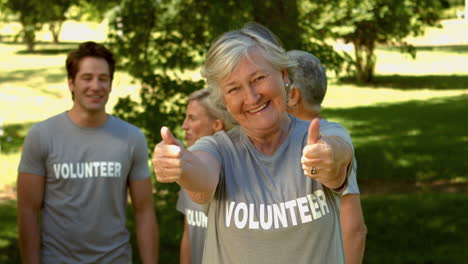 Equipo-De-Voluntarios-Felices-En-El-Parque
