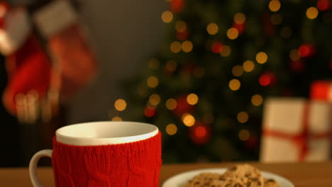 Taza-Y-Galletas-En-La-Mesa