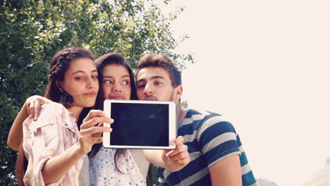 En-Formato-De-Alta-Calidad-Amigos-Felices-Tomándose-Un-Selfie.