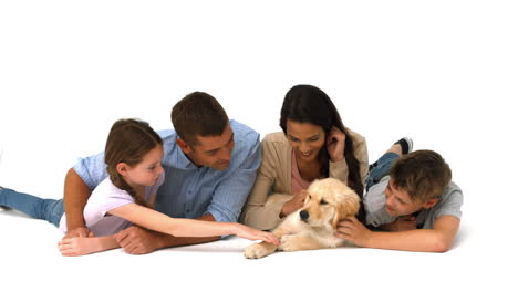 Familia-Feliz-Con-Su-Cachorro-Sobre-Fondo-Blanco