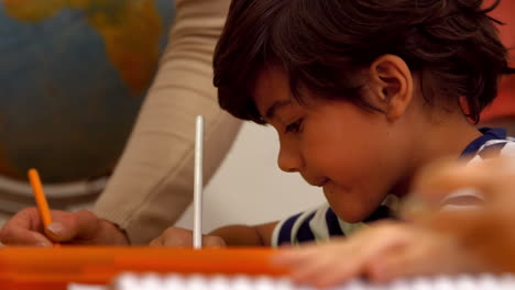 Niños-Lindos-En-Clase-En-La-Escuela