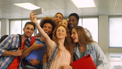 Schüler-Machen-Zusammen-Ein-Selfie