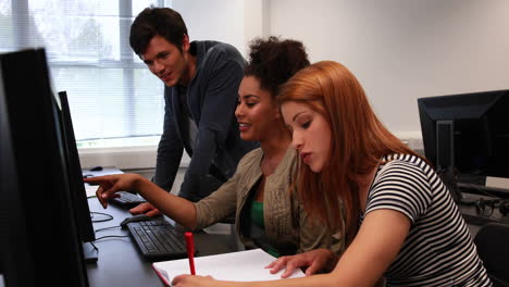 Students-working-together-in-computer-room