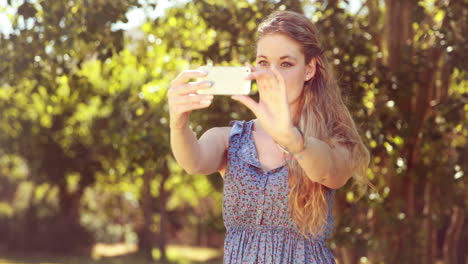 En-Formato-4k-De-Alta-Calidad,-Una-Bonita-Rubia-Tomándose-Un-Selfie.-