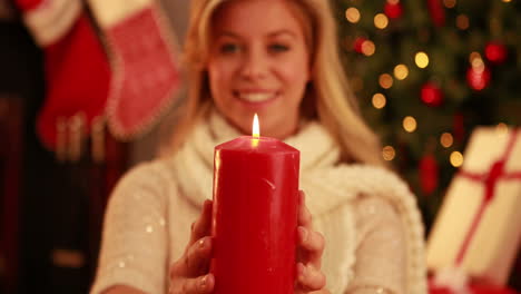Hübsche-Blondine-Mit-Kerze-Zu-Weihnachten