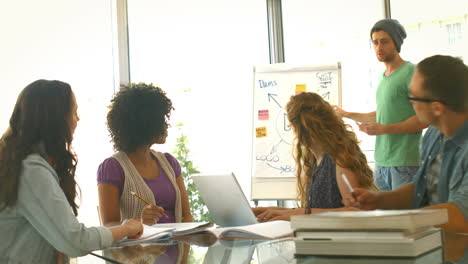 Studenten-Arbeiten-Während-Eines-Meetings-Zusammen