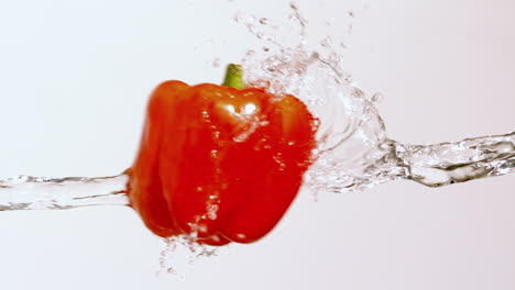 Pimiento-Rojo-Moviéndose-A-Través-Del-Chorro-De-Agua.