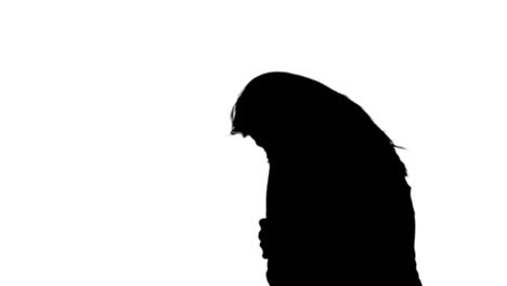 Frau-Zittert-In-Schwarzer-Silhouette