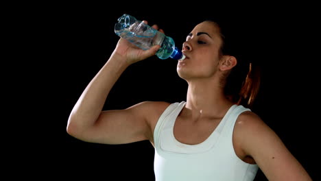 Morena-En-Forma-Recuperando-El-Aliento-Y-Bebiendo-Agua