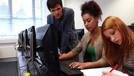 Students-working-together-in-computer-room