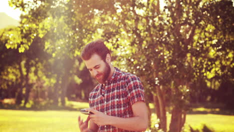 En-Formato-4k-De-Alta-Calidad,-Un-Hipster-Guapo-Tomándose-Un-Selfie-